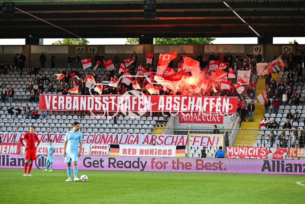 FC Bayern Amateure - Türkgücü München | Die Fans der Bayern Amateure zuenden eine Fackel / Choreo / Ultras / Pyro / Regionalliga Bayern: FC Bayern Muenchen II - Tuerkguecue Muenchen, Gruenwalder Stadion am 09.05.2025