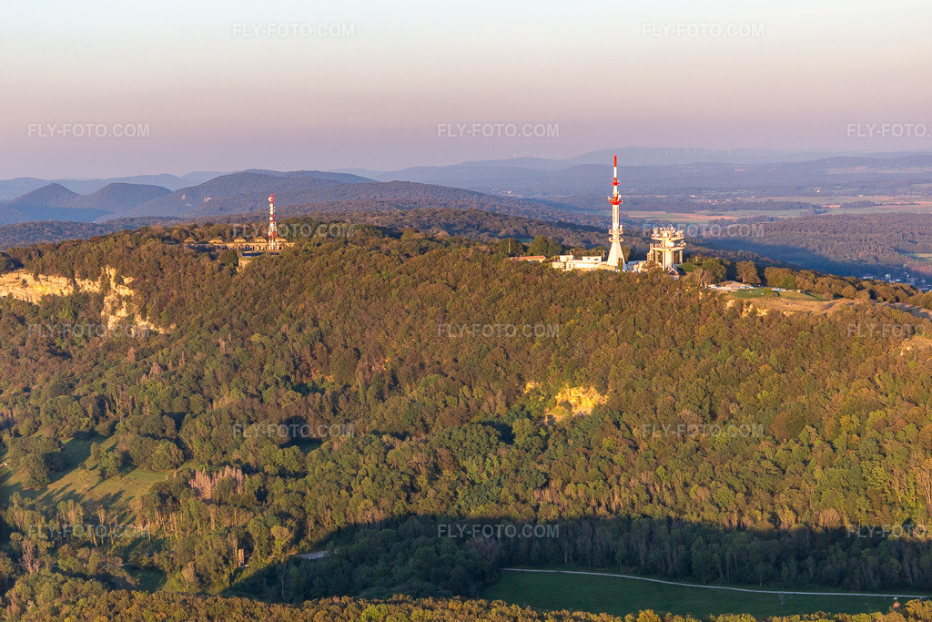 Aerial view: Belvédère de Montfaucon with transmission mast TéléDiffusion De TDF and relay radio ERDF in Montfaucon in the state Doubles, France. – Photo: IMG_129691.jpg taken on 09/23/2021 by Werner Riehm/FLY-FOTO.com – Resolution of the original: 4388 x 2925 px