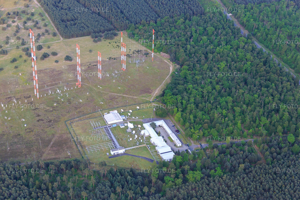 Luftbild: Antennenanlage des IBB International Broadcasting Bureau Transmitter Station Lampertheim im Ortsteil Neuschloß in Lampertheim im Bundesland Hessen in Deutschland. Foto: IMG_088291.jpg vom 09.05.2016 durch Werner Riehm/FLY-FOTO.de