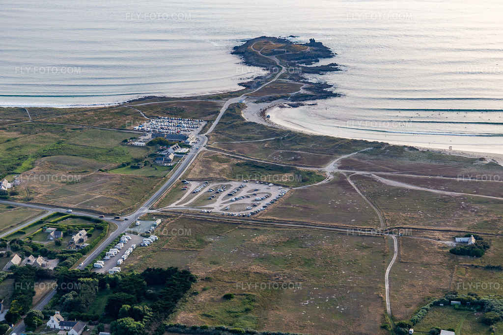 Aerial view: La Torche Surf Coaching in Plomeur in the state Finistere, France. – Photo: IMG_132528.jpg taken on 06/17/2022 by Werner Riehm/FLY-FOTO.com – Resolution of the original: 5472 x 3648 px – Cours de surf particulier | La Torche Surf Coaching | Plomeur