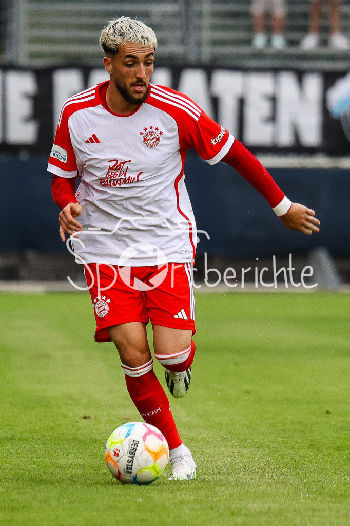 SV Wacker Burghausen - FC Bayern Amateure | Dion BERISHA (FCB #11) am Ball  / Freisteller / Einzelfoto