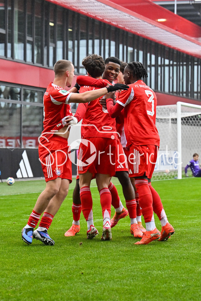 FC Bayern München - Hannover 96 | MUNICH, GERMANY - 15. FEBRUARY: Jubel der Bayern nach dem Treffer zum 1-0 durch David DAIBER (FC Bayern München 6) / Tor / Torschuetze / Freude / Happy während dem Spiel zwischen der U19 des FC Bayern München und der U19 von Hannover 96 am 2. Spieltag der Hauptrunde der U19-DFB-Nachwuchsliga am FC Bayern Campus