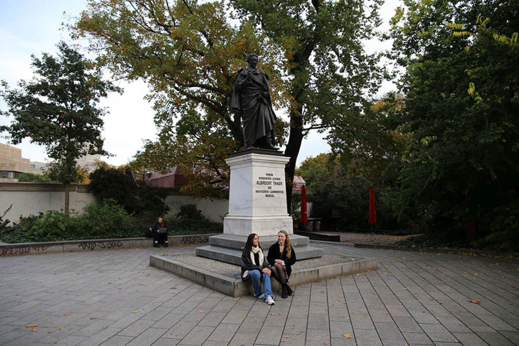 Albrecht-Thaer-Denkmal | Das Team hinter BILDLEXIKON LEIPZIG bündelt historische wie aktuelle Informationen über die Stadt Leipzig in Text und Bild auf einer Plattform und stellt diese der interessierten Öffentlichkeit zur Verfügung.