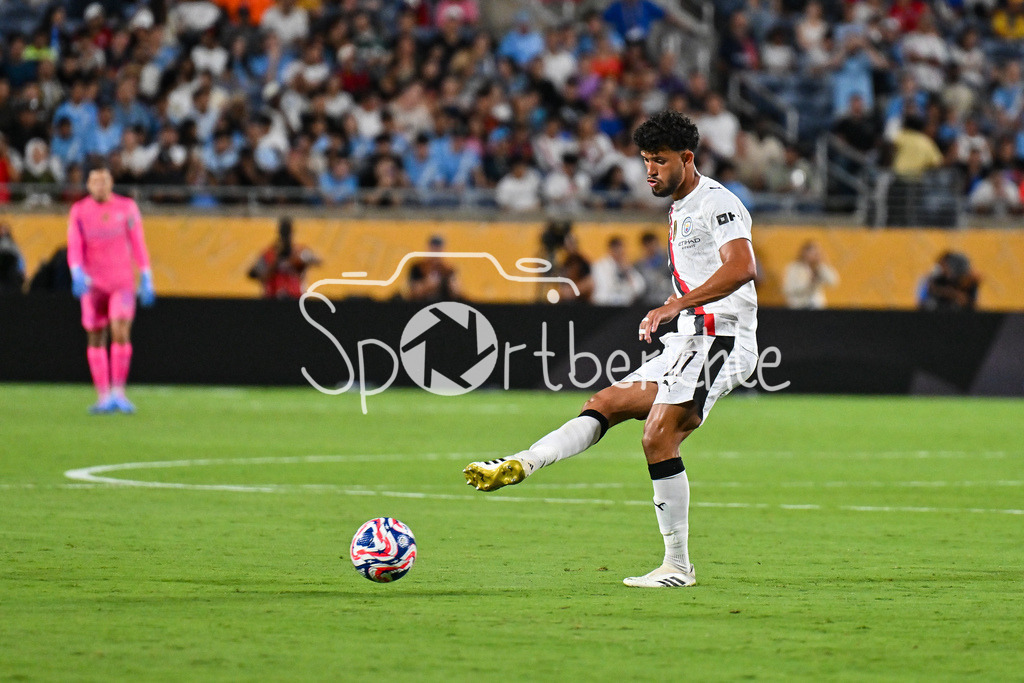 Manchester City - Al-Hilal SFC | am BAll Matheus NUNES (Machester City 27) / Einzelfoto / Freisteller / FIFA Club World Cup: Manchester City - Al-Hilal SFC, Camping World Stadium am 30.06.2025 / NOT FOR SALE IN USA