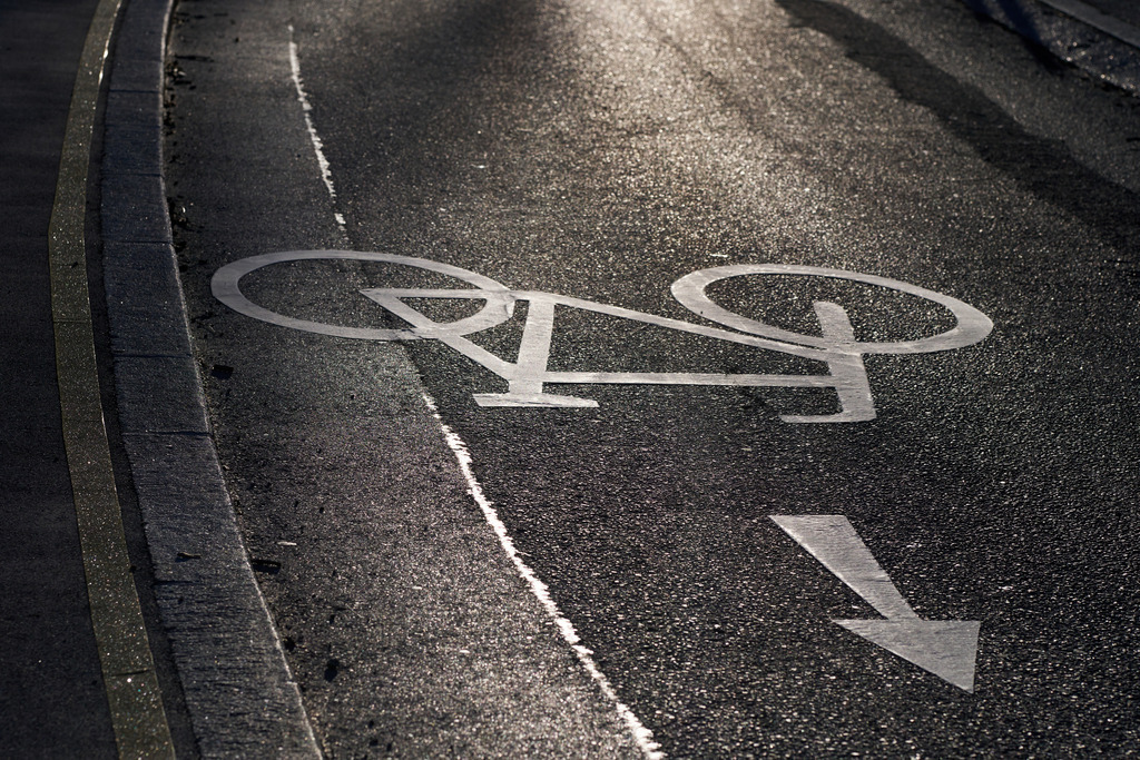 Radweg mit aufgemaltem Rad und Richtungspfeil | Wien, Austria - January 29, 2024: Radweg mit aufgemaltem Rad und Richtungspfeil. - Realisiert mit Pictrs.com