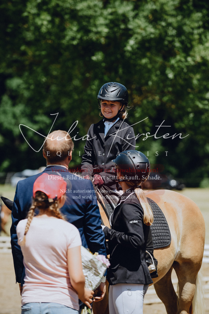 DSC_2336 | Pferde- und Turnierfotografie in Westsachsen. Pferdeportraits, Auftragszeichnungen und intuitive Kunst.