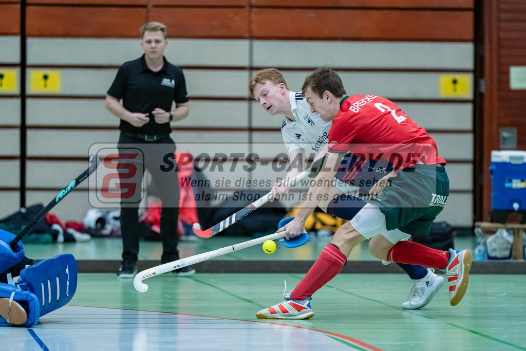 HK_20231217_107538 | 1. Bundesliga Herren Crefelder HC - Düsseldorfer HC  am 17.12.2023 Sporthalle Glockenspitz, Krefeld , Stollarz Julius ( Düsseldorfer HC #18 ) , Breucker Julius ( Crefelder HTC #2 )