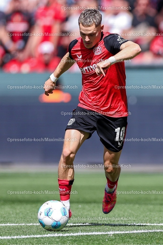 B0411052503368 | 11.05.2025, Fußball, Bayer 04 Leverkusen - Borussia Dortmund, 1. Fußball Bundesliga, 33. Spieltag, BayArena, Saison 2024 2025: Florian Wirtz (Bayer04 Leverkusen #10) DFB regulations prohibit any use of photographs as image sequences and or quasi-video.