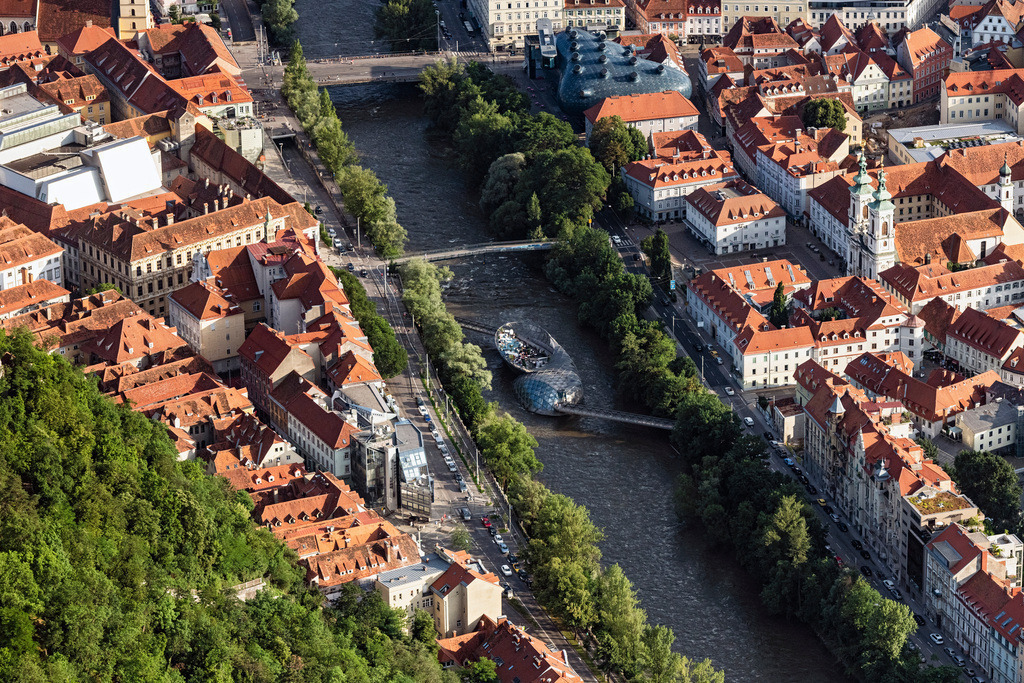 dr__0025377.jpg | GRAZ 24.06.2019 Fluß - Brückenbauwerk Murinsel in Graz in Steiermark, Österreich. // River - bridge construction Murinsel in Graz in Steiermark, Austria. Foto: Daniel Reiter