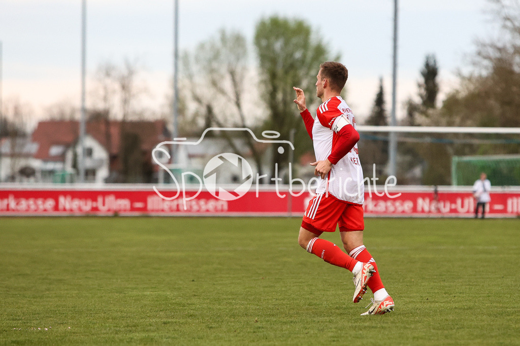 FV Illertissen - FC Bayern Amateure | Jubel der Bayern Amateure nach dem Treffer zum 0-1 durch Timo KERN (FCB #10) / Freude / Happy / Torschuetze / Tor