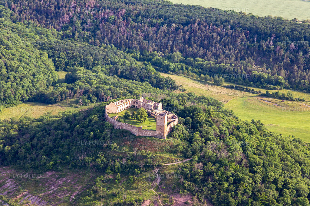 Luftbild: Ruine und Mauerreste der ehemaligen Burganlage und Feste Burg Gleichen an der Thomas-Müntzer-Straße im Ortsteil Wandersleben in Drei Gleichen im Bundesland Thüringen in Deutschland. Foto: IMG_007676.jpg vom 15.06.2021 durch Werner Riehm/FLY-FOTO.de