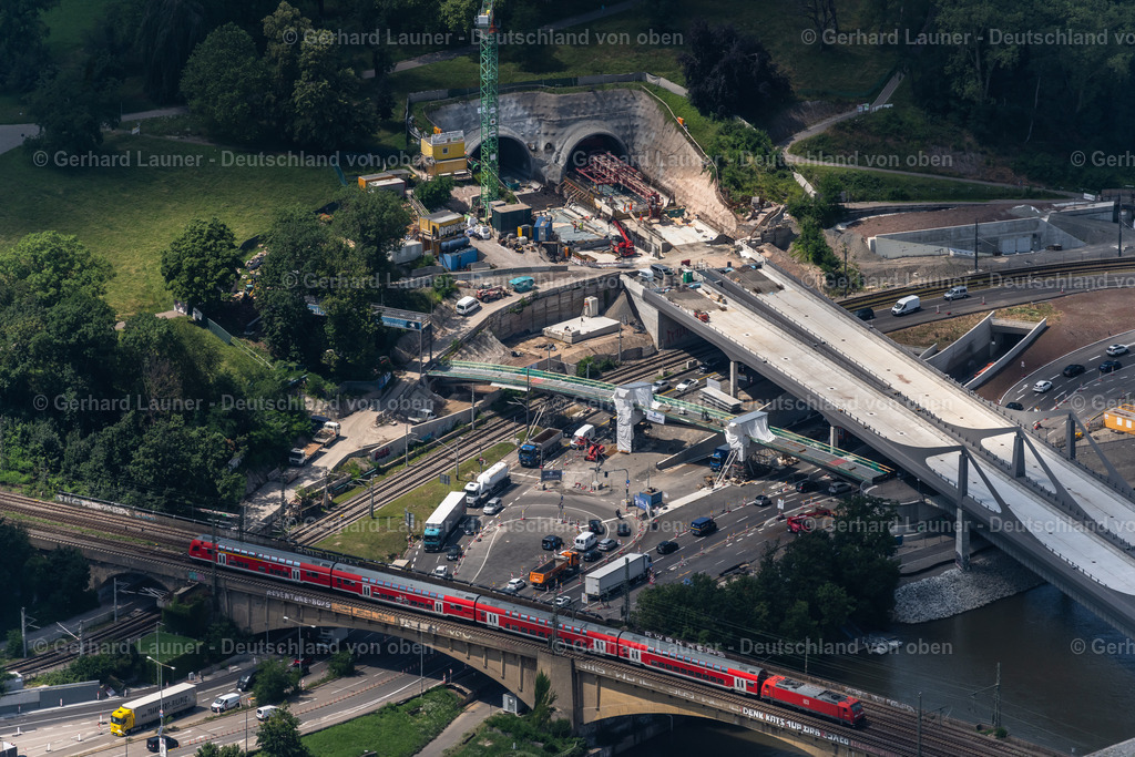4046514 | STUTTGART 19.07.2021 Baustelle mit Tunnelführungsarbeiten für die Streckenführung und den Verlauf des " B10-Rosensteintunnel " an der Neckartalstraße im Ortsteil Bad Cannstatt in Stuttgart im Bundesland Baden-Württemberg, Deutschland. Weiterführende Informationen bei: Marti GmbH Deutschland,  WOLFF & MÜLLER Holding GmbH & Co. KG. // Construction site with tunnel guide for the route of " B10-Rosensteintunnel " on Neckartalstrasse in the district Bad Cannstatt in Stuttgart in the state Baden-Wuerttemberg, Germany. Further information at: Marti GmbH Deutschland,  WOLFF & MUeLLER Holding GmbH & Co. KG. Foto: Gerhard Launer