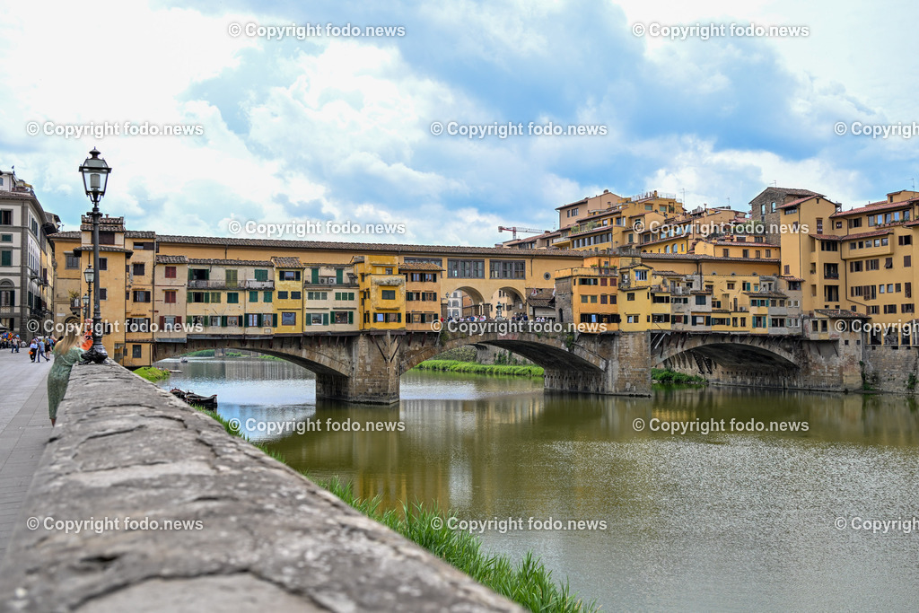 Italien_ Toscana_ Florenz_ 30.05.2024-121 | 30.05.2024, Italien, ITA, Toskana, Florenz im Bild Stadtansichten, Gebäude, Architektur, Touristen, Historisch, Souvenir, Altstadt, Museum, Statuen, Skulpturen, Piazza della Signoria, Statue David, Palazzo Vecchio, Neptunbrunnen, Piazza della Repubblica, Ponte Vecchio, Brücke, Uffizien, Kathedrale Santa Maria del Fiore, Arno, Fluß


Florenz, Firenze, ist eine italienische Großstadt. Nach Einwohnern ist sie die achtgrößte Stadt Italiens. Florenz ist die Hauptstadt sowie größte Stadt der Region Toskana und der Metropolitanstadt Florenz, in der etwa eine Million Menschen leben. Florenz ist für seine Geschichte berühmt. Leonardo da Vinci verbrachte große Teile seiner Jugend in Florenz, Michelangelo fand Unterschlupf in der Kirche der Medici, Galileo Galilei wohnte als Hofmathematiker in den Palästen der Medici. Von 1865 bis 1871 war die Stadt die Hauptstadt des neu gegründeten Königreichs Italien. Das historische Zentrum von Florenz zieht Jahr für Jahr Millionen von Touristen an. Die historische Innenstadt wurde von der UNESCO im Jahre 1982 zum Weltkulturerbe erklärt. 
Quelle: Wikipedia
