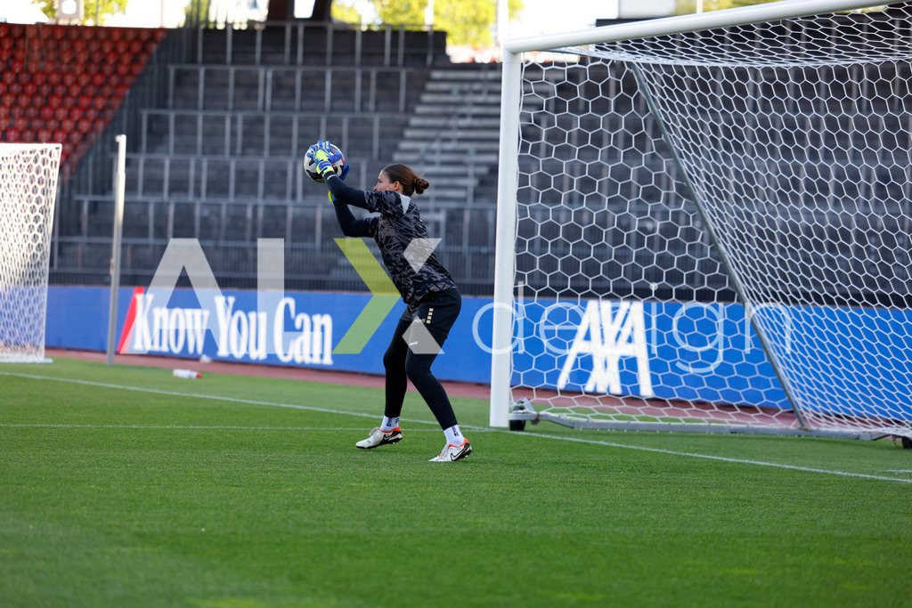GC Zürich vs FC Zürich - AXA Women’s Super League Playoffs - Stadion Letzigrund | LAUREN KOZAL of Grasshopper Club Zürich before the AXA Women’s Super League Playoffs quarter-final second leg between GC Zürich and FC Zürich at Stadion Letzigrund, Zurich, Switzerland. - Realisiert mit Pictrs.com