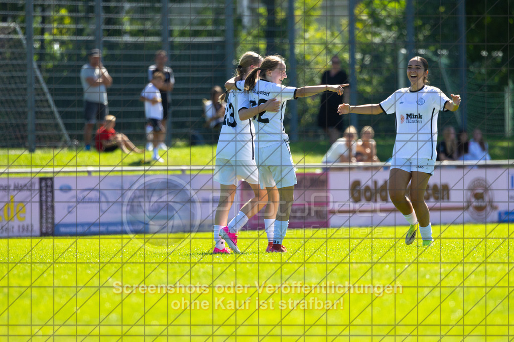 20260906_125134_0347_(c)_by_PhotoPeet | #,1.FC Donzdorf (weiß) vs. 1.FC Heidenheim 1846 (rot), Fußball, Frauen-Verbandspokal Gruppe 2, 2. Runde, Saison 2026/2027, Rasenplatz Lautertal Stadion, Süßener Straße 16, 73072 Donzdorf, 06.09.2026 - 11:00 Uhr,Foto: PhotoPeet / Sport- &amp; Eventfotografie / Peter Harich
