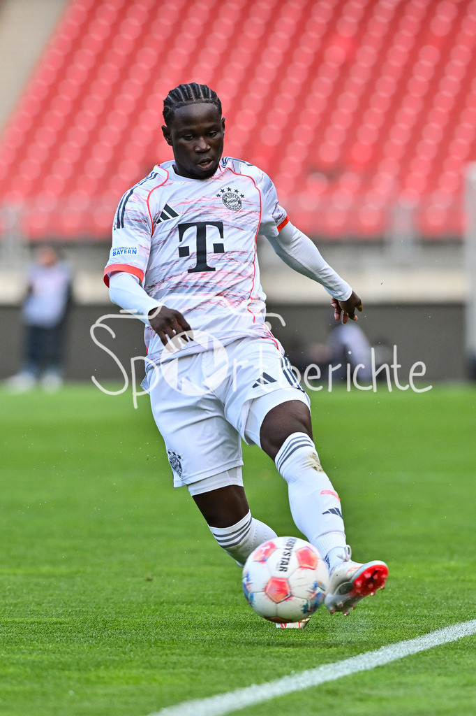 1. FC Nürnberg II - FC Bayern Amateure | NÜRNBERG, GERMANY - 21. APRIL: am Ball Bajung DARBOE (FC Bayern München II 7) während dem Match zwischen dem 1. FC Nürnberg II und den Amateuren des FC Bayern am 30. Spieltag der Regionalliga Bayern im Max-Morlock Stadion