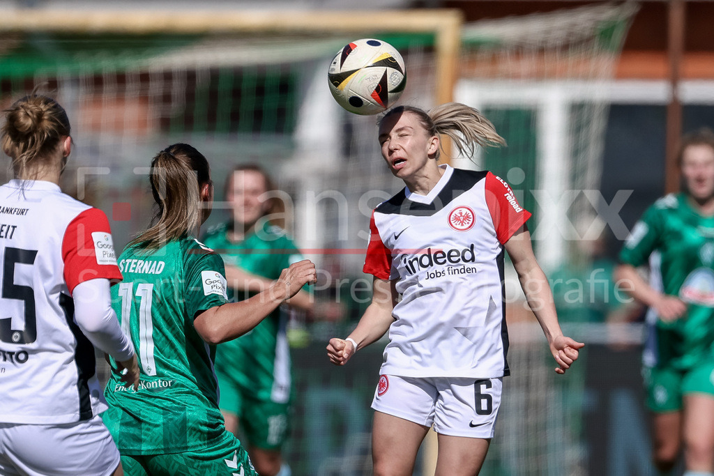 Fussball, Google Pixel Frauen-Bundesliga, SV Werder Bremen - Eintracht Frankfurt | v.li.: Elisa Senß (Eintracht Frankfurt, 6) beim Kopfball, Aktion, Action, Spielszene, DIE DFB-RICHTLINIEN UNTERSAGEN JEGLICHE NUTZUNG VON FOTOS ALS SEQUENZBILDER UND/ODER VIDEOÄHNLICHE FOTOSTRECKEN. DFB REGULATIONS PROHIBIT ANY USE OF PHOTOGRAPHS AS IMAGE SEQUENCES AND/OR QUASI-VIDEO.