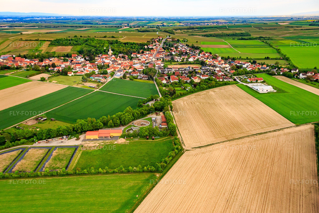 Luftbild: Ortsansicht jenseits der Kläranlage von Norden im Ortsteil Heßloch in Dittelsheim-Heßloch im Bundesland Rheinland-Pfalz in Deutschland. Foto: IMG_088529.jpg vom 17.05.2016 durch Werner Riehm/FLY-FOTO.deÖffnungszeiten Wertstoffhöfe