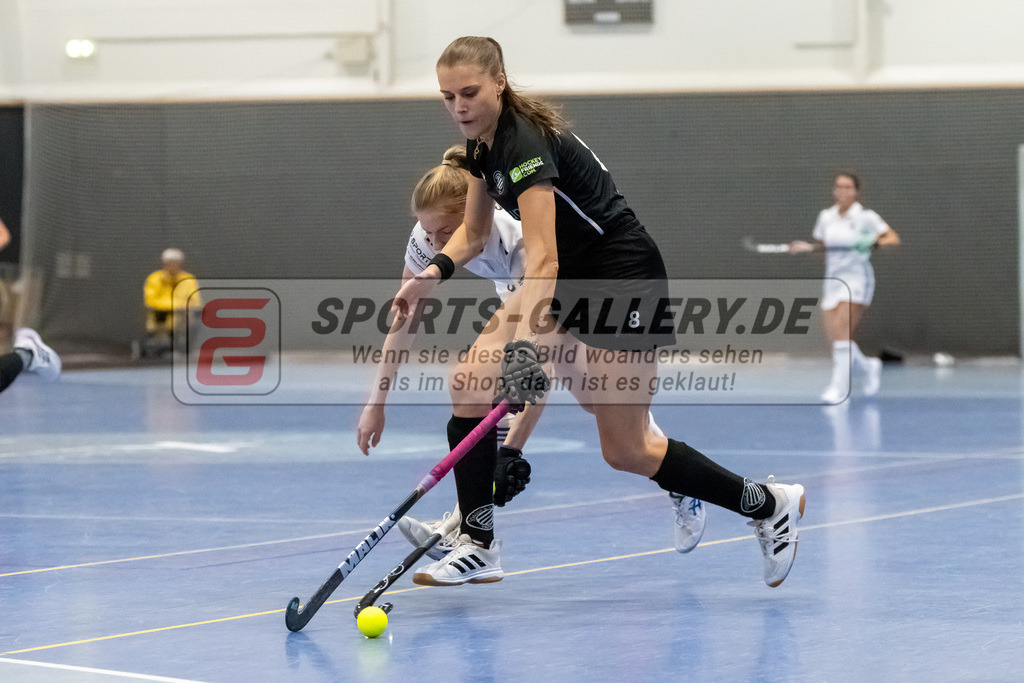 HK_20241201_109483 | 1. Bundesliga Halle Damen Düsseldorfer HC - Schwarz Weiss Köln am 1.12.2024 DHC, Düsseldorf , Mailin Evert ( Schwarz Weiss Köln #8 ) , Annika Sprink ( Düsseldorfer HC #3 )