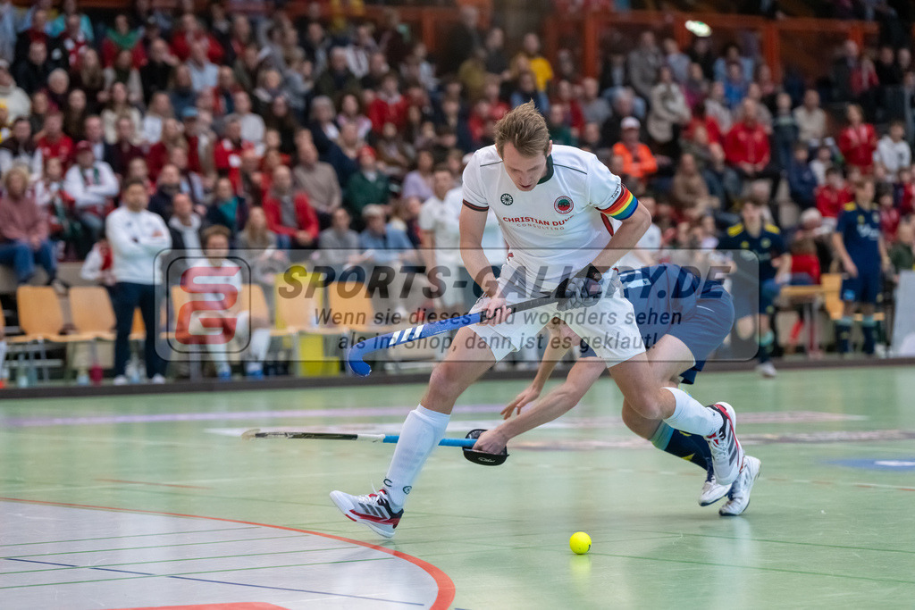 HK_20250118_101803 | 1/4 Finale 1. Bundesliga Halle Herren Crefelder HTC - Zehlendorfer Wespen am 18.1.2025 Halle Glockenspitz, Krefeld , John Dammertz ( Zehlendorfer Wespen #19 ) , Niklas Wellen ( Crefelder HTC 10 )