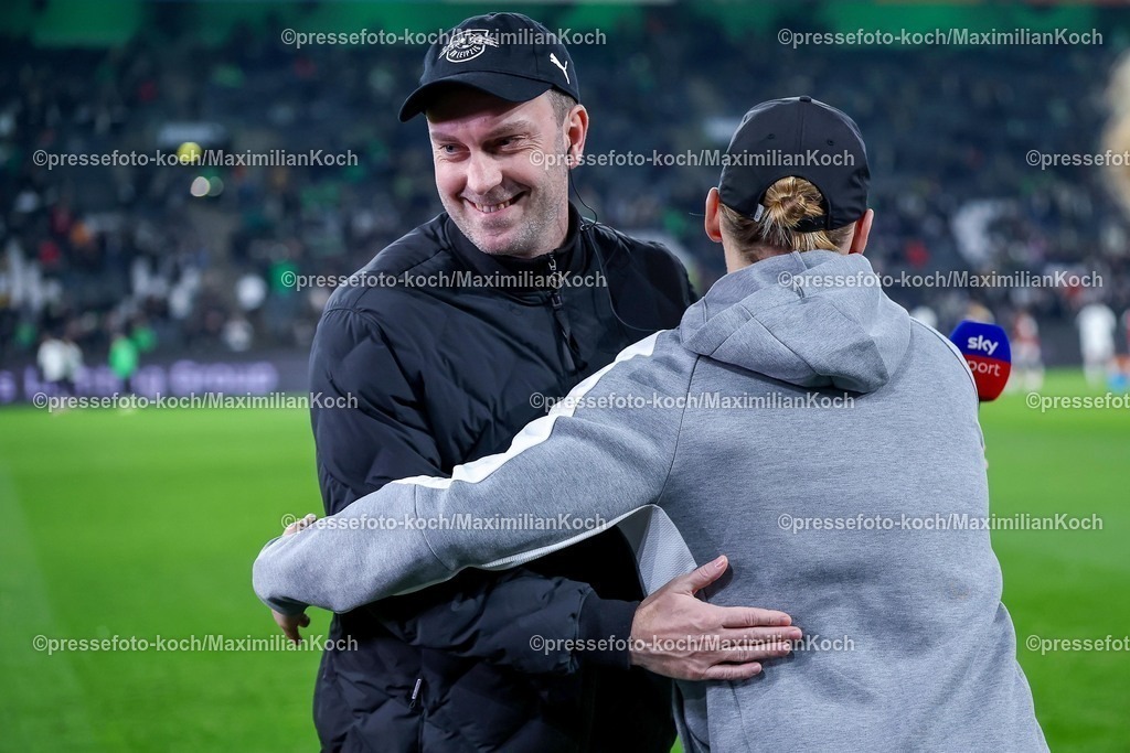 BMG28112501003 | 28.11.2025, Fußball, Borussia Mönchengladbach - RB Leipzig, 1. Fußball Bundesliga, 12.Spieltag, Borussia-Park, Saison 2025 2026: Cheftrainer Ole Werner (RB Leipzig #hc) zusammen mit Cheftrainer Eugen Polanski (Borussia Mönchengladbach) Umartmung Handshake zusammen neben nebeneinander DFB regulations prohibit any use of photographs as image sequences and or quasi-video.