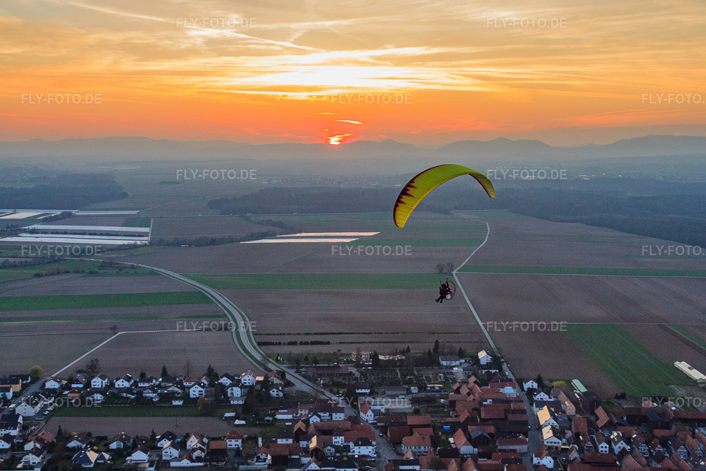 Luftbild: Paragleiter bei Sunset im Ortsteil Hayna in Herxheim im Bundesland Rheinland-Pfalz in Deutschland. Foto: IMG_38878.jpg vom 24.03.2011 durch Werner Riehm/FLY-FOTO.deAuflösung des Originals: 4752 x 3168 px