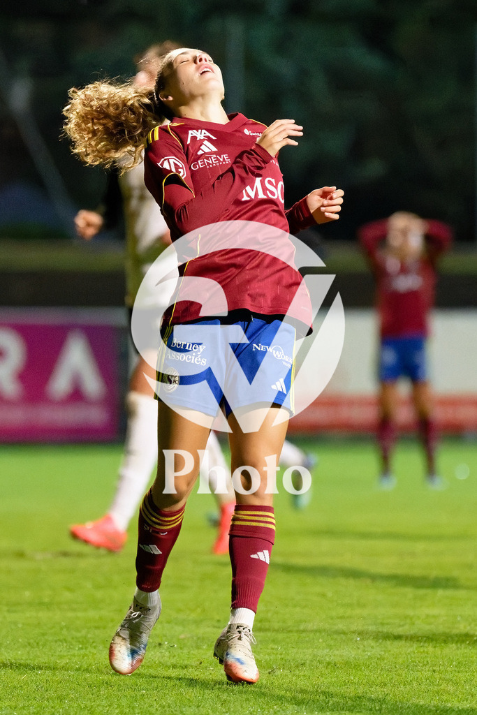 DZ8_7272_c | Switzerland: AXA Womens Super League 2025/26, Servette FC Chenois Feminin vs FC Aarau Frauen - Stade des Trois-Chene, Chene-Bourge: Ascension Martinez Salinas (8 Servette FC Chenois Feminin) looks dejected 
