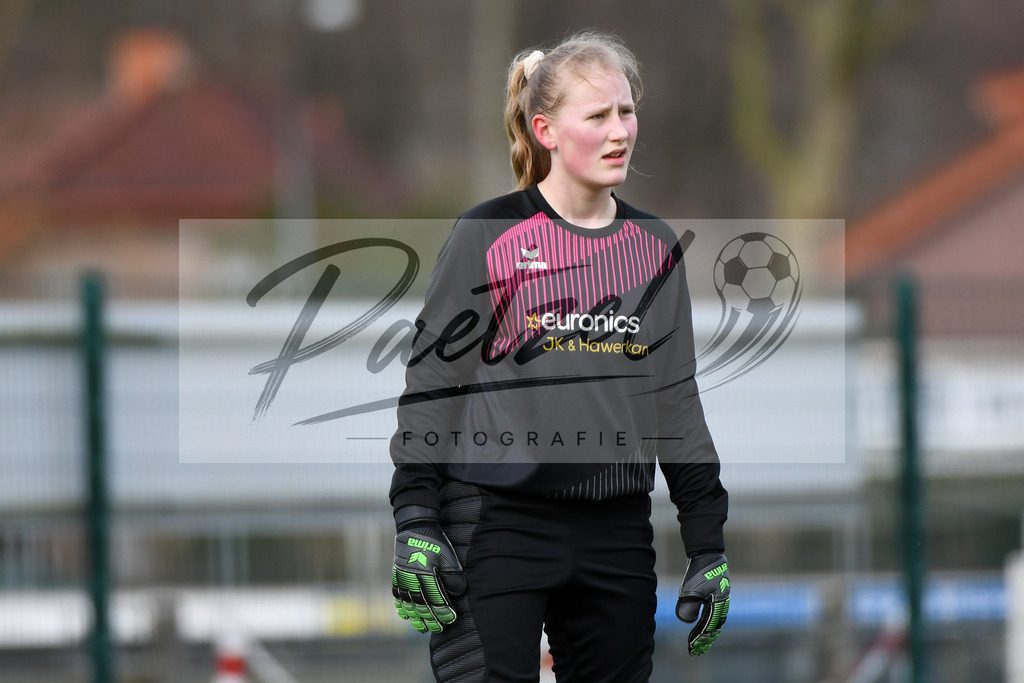 LENGRE20200229_0020 | Fussball, C-Juniorinnen:   bei dem Testspiel zwischen SC Preussen Lengerich und TSG 07 Burg Gretesch im Windmoeller &amp; Hoelscher Stadion am 29.02.2020 in Lengerich, Deutschland. - Realisiert mit Pictrs.com