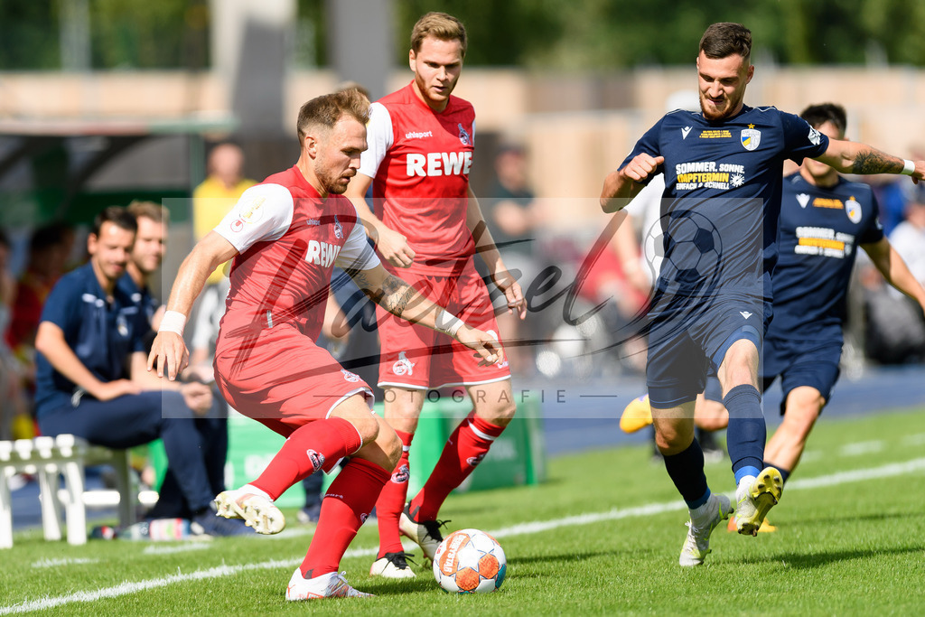 JENKOE20210808_153 | Fussball, Herren: Rafael Czichos (1. FC Koeln) und Maximilian Wolfram (FC Carl Zeiss Jena) im Zweikampf beim Spiel der 1. Runde im DFB-Pokal zwischen FC Carl Zeiss Jena und 1. FC Koeln im Ernst-Abbe-Sportfeld am 08.08.2021 in Jena, Deutschland.DFB / DFL REGULATIONS PROHIBIT ANY USE OF PHOTOGRAPHS AS IMAGE SEQUENCES AND/OR QUASI-VIDEO. - Realisiert mit Pictrs.com