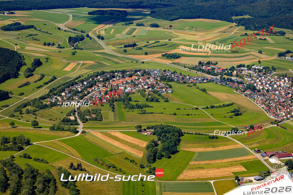 Das Luftbild zeigt :  Engstingen - Die Luftaufnahme wurde 2024 vom UL-Flugzeug aus erstellt ( keine Drohne ) - Hochauflösende Luftaufnahme - Für grossformatige Ausdrucke geeignet. Die Geschenkidee !Mit Lizenz und Bildrechte bestellbar