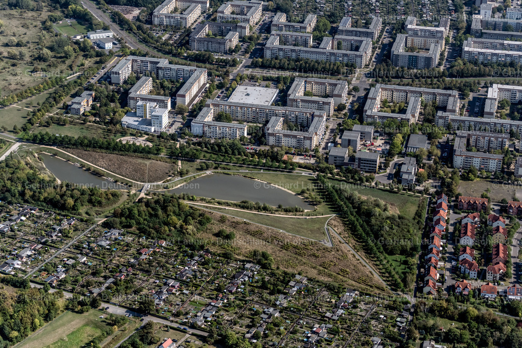 4041830 | LEIPZIG 15.09.2020 Hochhäuser im Wohngebiet einer industriell gefertigten Plattenbau- Siedlung im Stadtteil Paunsdorf in Leipzig im Bundesland Sachsen. // Skyscrapers in the residential area of industrially manufactured settlement destrict Paunsdorf in Leipzig in the state Saxony. Foto: Gerhard Launer