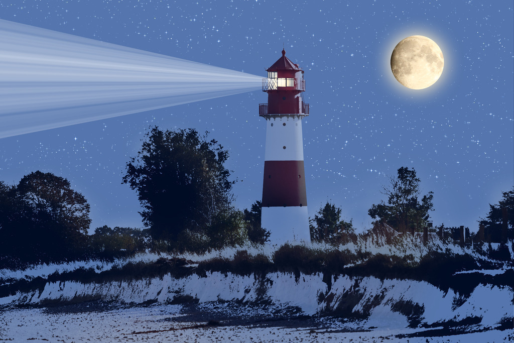 Photoart Moonlight: Leuchtturm Falshöft im Mondlicht – maritime Stille in faszinierenden Farben | Dieses Wandbild im Querformat zeigt die künstlerische Interpretation des Leuchtturms von Falshöft bei Nacht. Der rot-weiße Leuchtturm steht im Zentrum des Bildes und sendet seinen Lichtschein hinaus aufs Meer, wodurch eine ruhige und zugleich eindrucksvolle Stimmung entsteht. Im Vordergrund erstreckt sich der Sandstrand, sanft beleuchtet durch das Lichtspiel von Mond und Sternen. Der Nachthimmel mit seinem glänzenden Mond und den zahllosen Sternen verleiht der Szene eine traumhafte Tiefe.Dieses Kunstwerk ist Teil der Photoart-Serie „Moonlight“, die maritime Orte in einem besonderen Licht zeigt und ihre nächtliche Magie einfängt. - Realisiert mit Pictrs.com