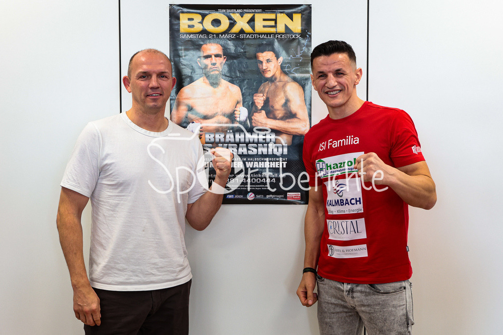 Profi - Box - Gala / Pressekonferenz  | Juergen BRAEHMER (links) und Robin KRASNIQI posieren vor dem alten Plakat von ihrem letzten Kampf gegeneinander