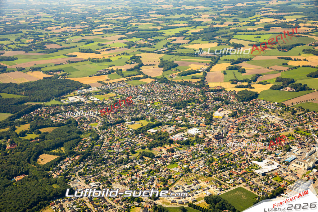 Aktuelles Luftbild von  Dinklage - Die Luftaufnahme wurde 2022 mittels UL-Flugzeug erstellt ( keine Drohne ) - hochauflösende Kamera-Systeme von  Canon -Beste Qualität - Für grossformatige Ausdrucke geeignet. Die Geschenkidee !