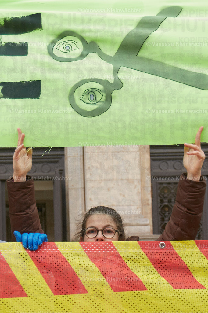 251114_SaveOurStudios_AGH_20 | Mit einer Lärmdemo und dem Durchschneiden eines Banners mit der Aufschrift "Cut the cuts" protestieren Künstler*innen am 14.11.2025 vor dem Berliner Abgeordnetenhaus gegen finanzielle Kürzungen in ihrem Bereich. - Realisiert mit Pictrs.com