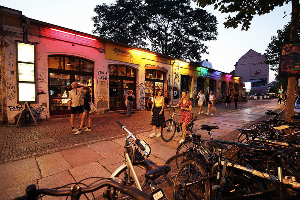 Karl-Liebknecht-Straße - Feinkost Leipzig | Entdecke über 20 Kategorien Leipzig-Motive: Foto-Downloads, hochwertige Poster, Leinwand- & Fine-Art-Prints. Jetzt Lieblingsfoto im Bildlexikon Leipzig Shop bestellen!