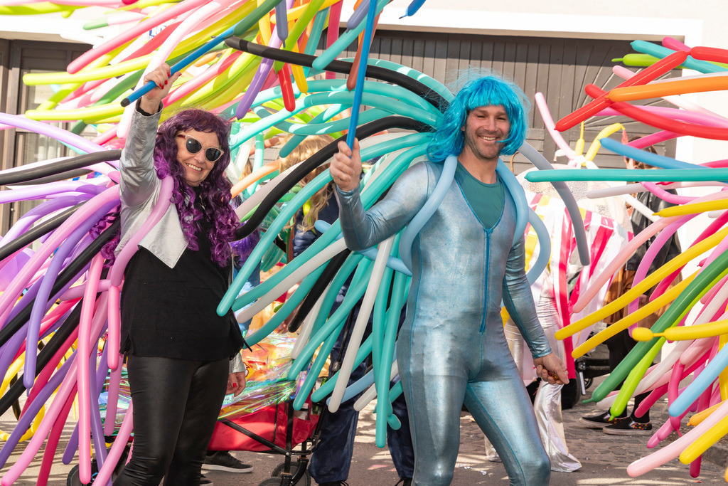 Umzug2025-125_9076 | Fotostrecke: FASCHINGSUMZUG 2025 in Loosdorf. 22 Masken(gruppen)-Teilnehmer: Loosdorfer Vereine, Wirtschaftstreibende, Gemeindeabordnungen sowie Kreditinstitute. rund 700 Besucher entlang der Hauptstrasse. Veranstaltungs-Sicherung durch Mannschaft der FF-Loosdorf mit schwerem Gerät. Maskenprämierung am EKZ-Platz durch Bgm. Thomas Vasku in den Kategorien: Bester Festwagen (Fa. gkonzept-Groissenberger; Beste Personengruppe-ASK-Loosdorf; Beste Einzelperson; Weiteste Anreise-FF Schollach;