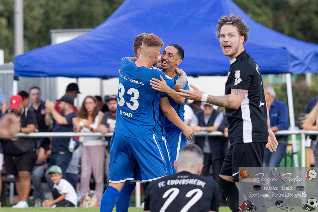Hessenliga: Türk Gücü Friedberg - FC Eddersheim, 09.08.2024 | Toni Reljic (Türk Gücü Friedberg #44) & Kamil Yikilmaz (Türk Gücü Friedberg #7) & Noah Michel (Türk Gücü Friedberg #33) feiern das Tor zum 2:0, Simon Lüders (FC Eddersheim #22) enttäuscht und am Boden, Türk Gücü Friedberg - FC Eddersheim, Friedberg, Städtischer Sportplatz, 9.8.2024 - Realisiert mit Pictrs.com