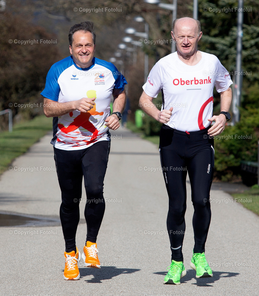 A_LUI_15032023_14 | 21,OBERBANK LINZ DONAU MARATHON 2023 LAUFTERMIN FOTO: V.L. DIETMAR KERSCHBAUM (BRUCKNERHAUS INTENDANT) UND DR.FRANZ GASSELSBERGER (GENERALDIREKTOR  OBERBANK)FOTO:FOTOLUI