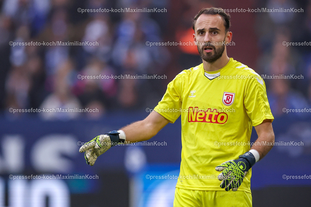 Schalke10112402118 | 10.11.2024, Fußball, FC Schalke 04 - SSV Jahn Regensburg, 2. Fußball Bundesliga, Veltins-Arena Gelsenkirchen, Saison 2024 2025: Torwart Felix Gebhardt (Jahn-Regensburg #1) DFB regulations prohibit any use of photographs as image sequences and or quasi-video.