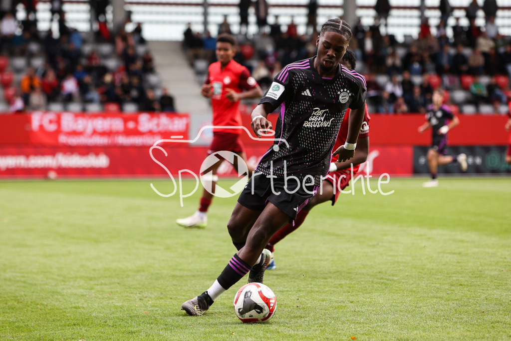 FC Bayern Muenchen U19 - 1. FC Kaiserslautern U19 | Michael SCOTT (FCB #17) am Ball / Freisteller / Einzelfoto