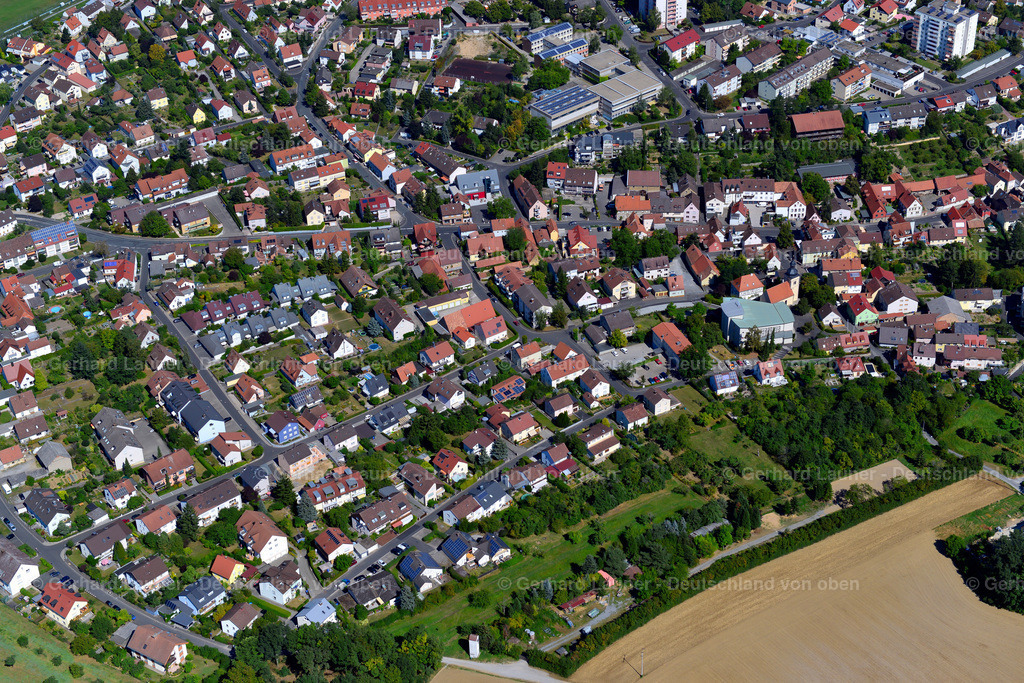 3650191 | FRAUENLAND 31.08.2016 Wohngebiet einer Einfamilienhaus- Siedlung am Rande von landwirtschaftlichen Feldern in Frauenland im Bundesland Bayern, Deutschland // Single-family residential area of settlement on the edge of agricultural fields in Frauenland in the state Bavaria, Germany Foto: Gerhard Launer