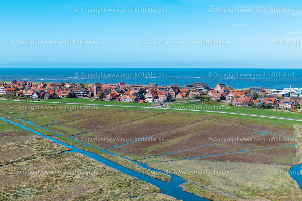 Baltrum_ELS_6319091022 | BALTRUM 09.10.2022 Ortsansicht der Straßen und Häuser der Wohngebiete von West- und Ost- Dorf auf der Nordsee- Insel Baltrum im Bundesland Niedersachsen. Weiterführende Informationen bei: Nordseeheilbad Insel Baltrum. // Town View of the streets and houses of the residential areas in Ostdorf and Westdorf on the North Sea island Baltrum in the state Lower Saxony. Further information at: Nordseeheilbad Insel Baltrum. Foto: Martin Elsen