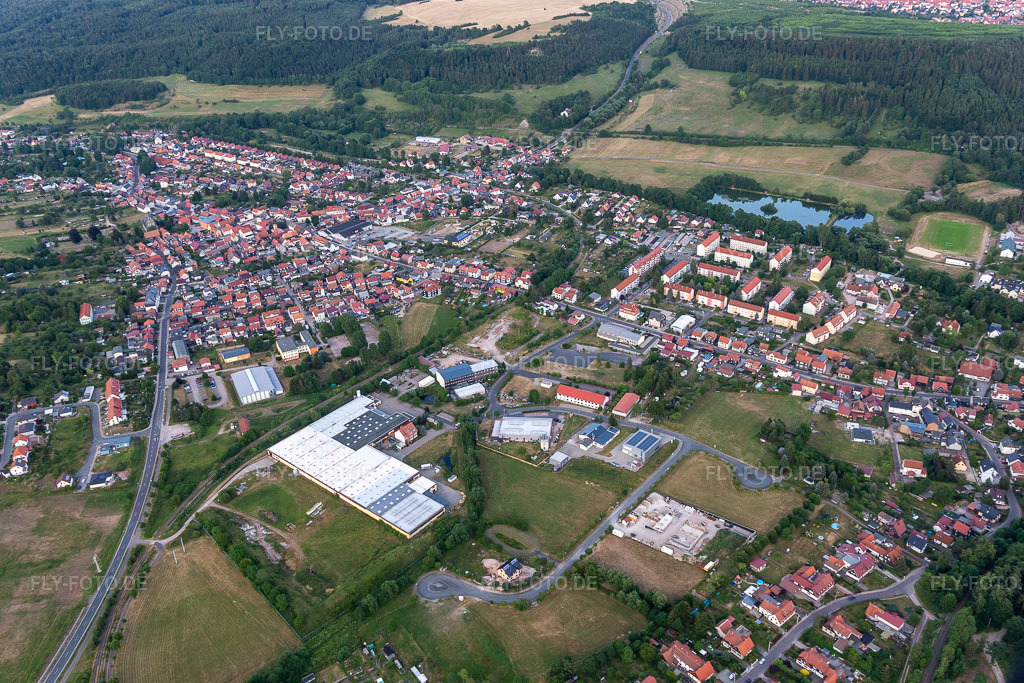 Luftbild: Von Wald und Forstgebieten umgebener Ortskern der Straßen und Häuser und Wohngebiete in Gräfenroda im Ortsteil Gräfenroda in Geratal im Bundesland Thüringen in Deutschland. Foto: IMG_116145.jpg vom 10.07.2019 durch Werner Riehm/FLY-FOTO.de