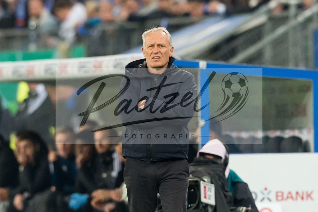 HSVSCF20220419_308 | Fussball, Herren: Trainer Christian Streich (SC Freiburg) schaut beim DFB-Pokal-Halbfinalspiel zwischen Hamburger SV und SC Freiburg im Volksparkstadion am 19.04.2022 in Hamburg, Deutschland.DFB / DFL REGULATIONS PROHIBIT ANY USE OF PHOTOGRAPHS AS IMAGE SEQUENCES AND/OR QUASI-VIDEO. - Realisiert mit Pictrs.com