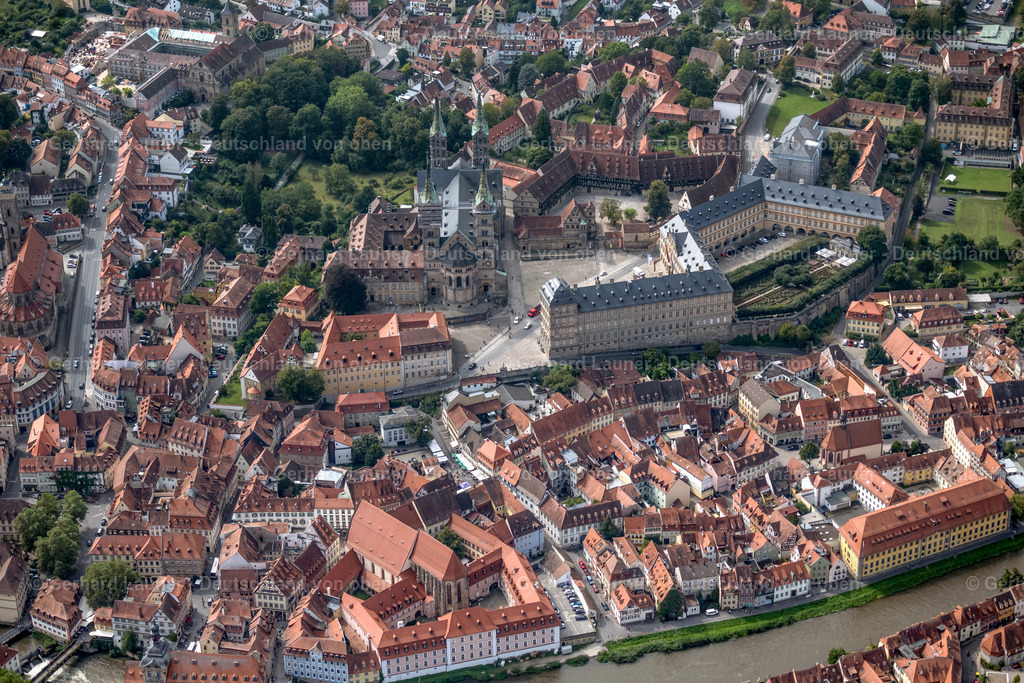 4060211 | BAMBERG 07.09.2021 Platz- Ensemble Domplatz mit Dom und neuer Residenz im Altstadtbereich und Innenstadtzentrum von Bamberg im Bundesland Bayern, Deutschland. // Ensemble space  with cathedral and new residence in the inner city center in Bamberg in the state Bavaria, Germany. Foto: Gerhard Launer