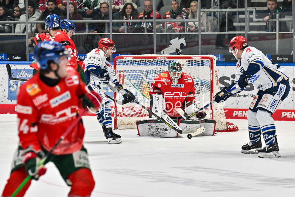Augsburger Panther - Schwenninger Wild Wings | AUGSBURG, DEUTSCHLAND - 2. NOVEMBER: der Schuss der Gäste findet nur Michael GARTEIG (Augsburger Panther 34 beim Ligaspiel zwischen den Augsburger Panthern und den Schwenninger Wild Wings am 17. Spieltag der Penny DEL im Curt Frenzel Stadion am 02.11.2025