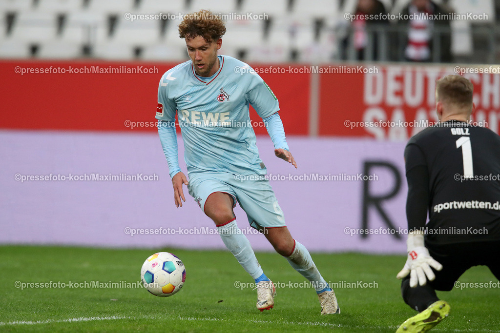 RWE06012401035 | 06.01.2024, Essen, Fußball, Herren, Stadion an der Hafenstraße, Testspiel, Rot-Weiss Essen – 1. FC Köln:  Luca Waldschmidt (1.FC Köln) trifft das Tor von Torhüter Jakob Golz (Rot-Weiss Essen) zum 2:3. 
DFB regulations prohibit any use of photographs as image sequences and or quasi-video.