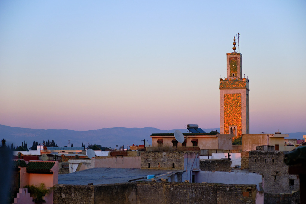 Blick auf eine Moschee in Meknes | Meknès, Marokko - November 10, 2024: Blick auf eine Moschee in Meknes - Realisiert mit Pictrs.com