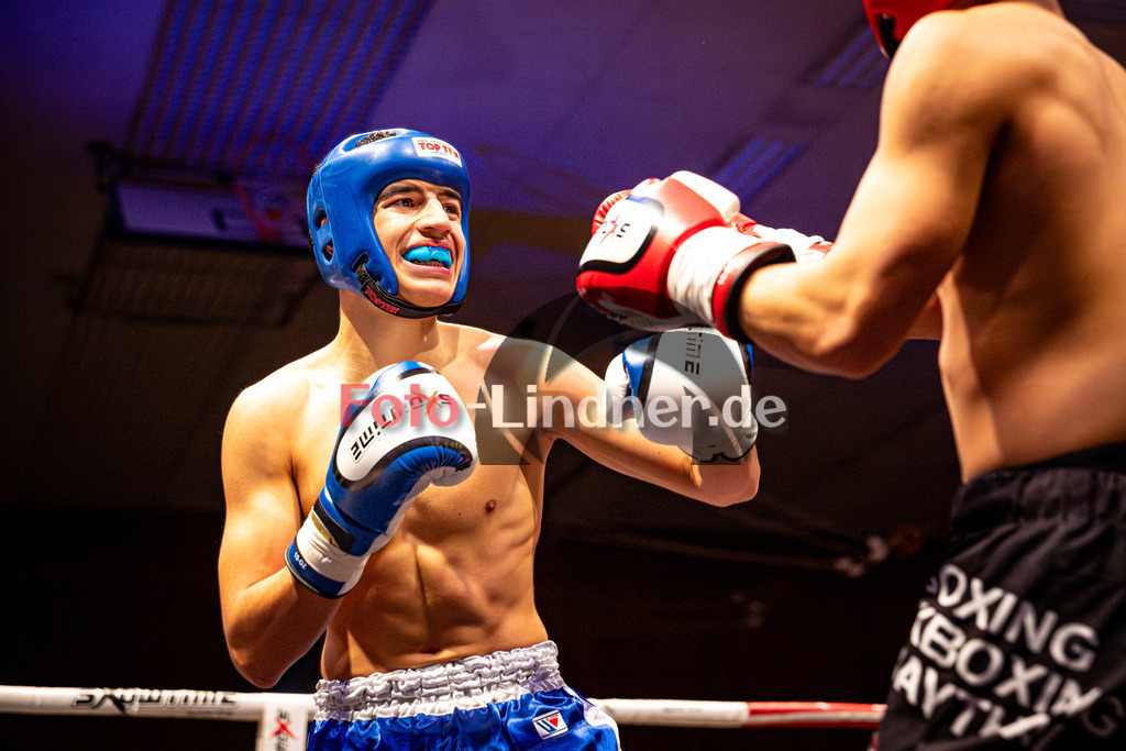 Kian Tok (Sparta Mun.) blau gegen Lukas Buathong (MFA Penz) rot | MFA Fight Night Boxen -67kg Kampf 4, Kian Tok (Sparta Mun.) blau gegen Lukas Buathong (MFA Penz) rot, 20251108,,2025-11-08 in Penzberg (Wellenberghalle Penzberg), Copyright: WolfgangxLindner www.foto-lindner.de